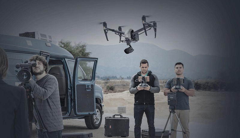 dron DJI Inspire 2 X7 lecący nad ekipą filmową 